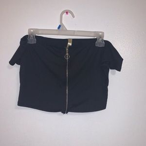 Off shoulder crop top🤍